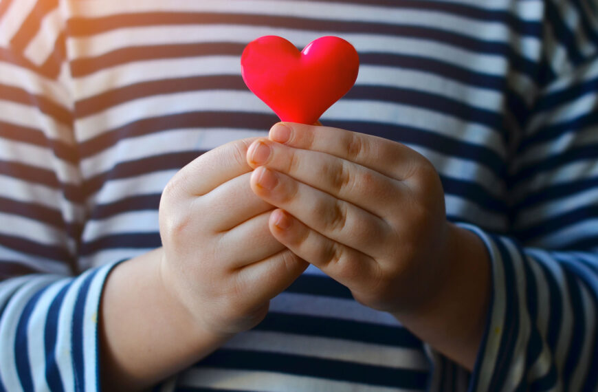 Les mains d'un enfant qui tient un cœur