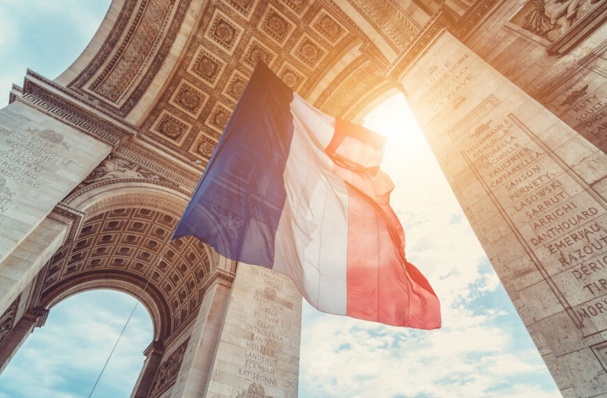 Arc de Triomphe avec un drapeau français au vent