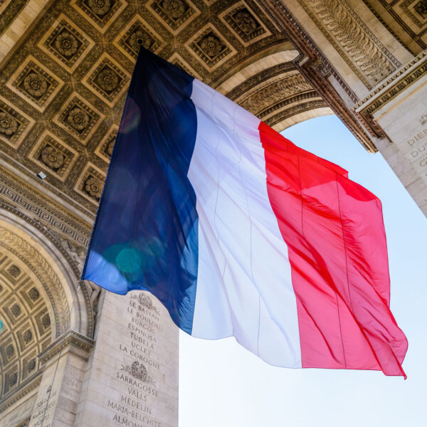 Arc de Triomphe avec un drapeau français au vent